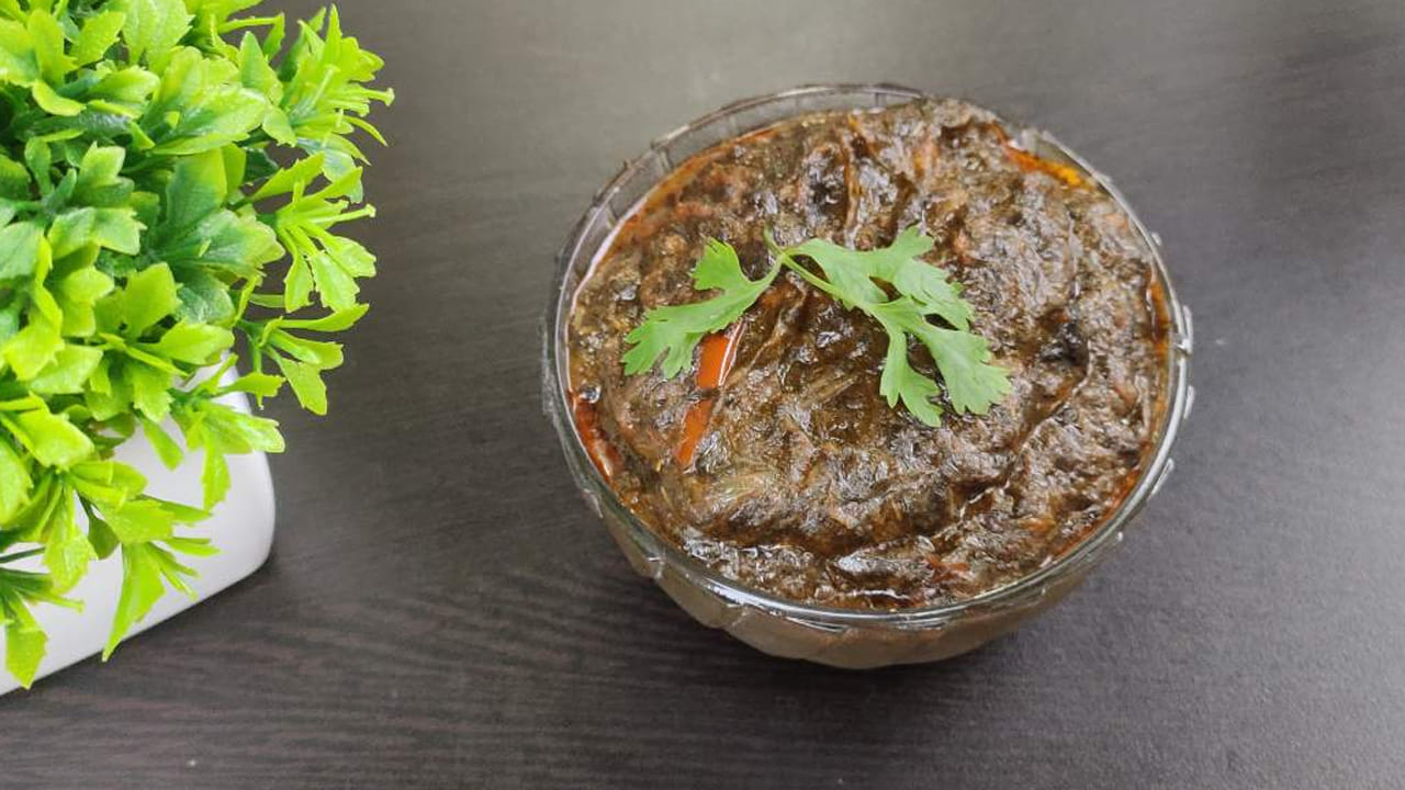 గోంగూర స్పూన్‌తో కలుపుతూ ఉండాలి. ఇలా చేయండం వలన అది మంచిగా ఉడికి దగ్గరికి వస్తుంది. గోంగూర కలర్ ఛేంజ్ అయిన తర్వాత చింత పండు, టమాట ముక్కలు వేసి, కలపాలి, 5 నిమిషాల తర్వాత  దానిని పక్కన పెట్టుకోవాలి.  గోంగూర చల్లారే వరకు చూడాలి. ఇప్పుడు మిక్సీ జార్ తీసుకోని అందులో వేయించుకున్న ధనియాలు, మెంతి, ఆవాలు వేసి మిక్సీ పట్టుకోవాలి. ఈ పౌడర్‌ను ఒక బౌల్‌లోకి తీసుకోవాలి.