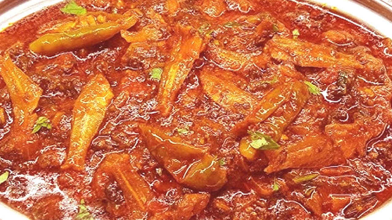 ముందుగా ఎండు చేపలను తీసుకుని ఉప్పు, పసుపుతో బాగా శుభ్రపరచుకోవాలి. వేడి నీటిలో 5 నిమిషాల పాటు నానబెట్టి పక్కన పెట్టుకోండి.