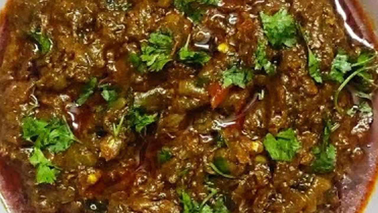 స్టవ్ వెలిగించి దానిలో ఆయిల్ వేసి అది వేడయ్యాక గోంగూర ఆకులు, పచ్చిమిర్చి ముక్కలు వేసుకుని బాగా ఉడికించి రోట్లో కచ్చా పచ్చాగా దంచి పక్కన పెట్టుకోవాలి.