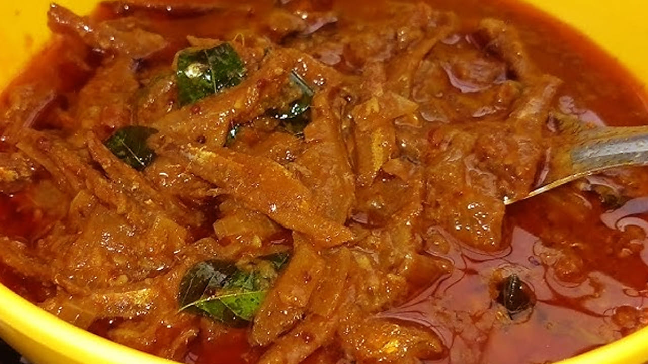 ఇప్పుడు అదే పాన్ లో ఆయిల్ వేసి పోపు గింజలు, కరివేపాకు ఆకులు, ఉల్లిపాయలు ముక్కలు , కట్ చేసిన పచ్చిమిర్చి, ఒక టేబుల్ స్పూన్ అల్లం వెల్లుల్లి పేస్ట్ బాగా వేయించాలి.