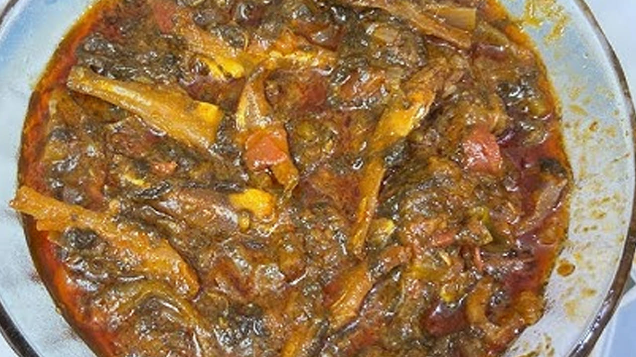 ఆ తర్వాత ముందు క్లీన్ చేసిన ఎండు చేపలను ఈ మిశ్రమంలో వేసి పది నిమిషాల పాటు అలాగే నూనెలో మగ్గనివ్వాలి. గోంగూర పచ్చి వాసన పోయాక , రెండు టేబుల్ స్పూన్స్ కారం, అర టీ స్పూన్ పసుపు వేసి స్టవ్ మీదే కొద్దీ సేపు ఉంచండి. చివర్లో కొత్తిమీర వేసి దించేయండి. అంతే, వేడి వేడి గోంగూర ఎండు చేపల కూర రెడీ