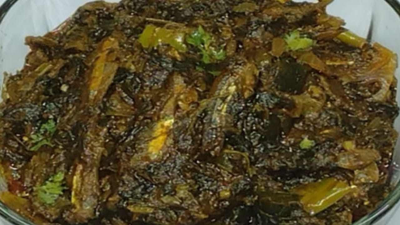 కావాల్సిన పదార్థాలు : 200 గ్రాములు ఎండు చేపలు, రెండు కప్పులు గోంగూర , రెండు పెద్ద ఉల్లిపాయలు, 4 పచ్చిమిర్చి, రెండు టేబుల్ స్పూన్స్ కారం, అర టీ స్పూన్ పసుపు, ఒక టీ స్పూన్ అల్లం వెల్లుల్లి పేస్ట్, 5 టేబుల్ స్పూన్స్ నూనె, పోపు, రుచికి సరిపడినంత
ఉప్పును తీసుకోవాలి.