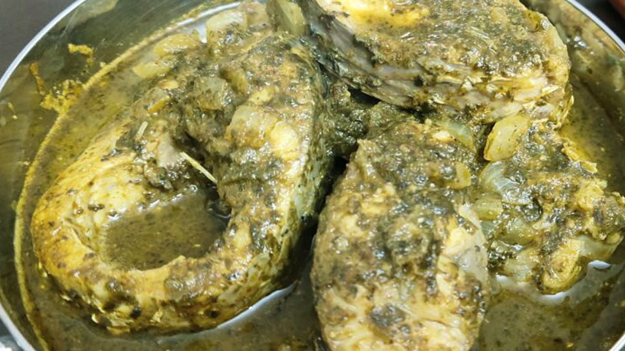 ముందుగా పచ్చి చేపలను తీసుకుని ఉప్పుతో ఒకసారి, పసుపుతో ఒకసారి కడిగి శుభ్రపరచుకోవాలి ఇలా చేస్తే దీని నీచు వాసన రాకుండా ఉంటుంది.