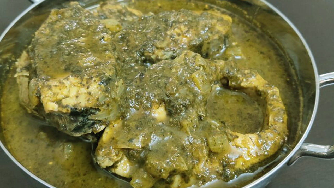 కడిగిన చేపలను ఒక గిన్నెలోకి తీసుకుని దానిలో నూనె, అర టీ స్పూన్ పసుపు, రెండు టేబుల్ స్పూన్ కారం, ఉప్పు, ఒక టేబుల్ స్పూన్ అల్లం వెల్లుల్లి పేస్ట్, ఉల్లిపాయ పేస్ట్, చింత పండు రసం పోసి స్టవ్ వెలిగించి పొయ్యి మీదే పెట్టాలి.