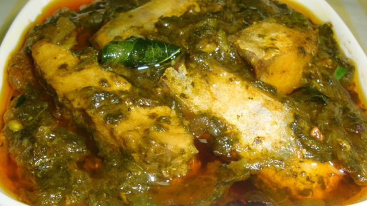 మధ్యలో మూత తీసి టమాటా ముక్కలు, పచ్చిమిర్చి వేసి స్టవ్ మీదే 15 నిముషాల ఉంచండి.