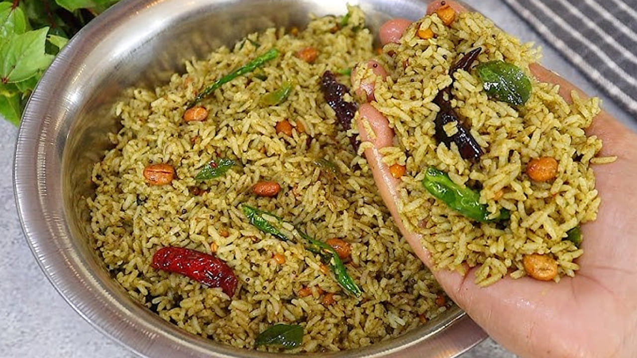 దీని తర్వాత ఇందులో మరమరాలు వేసి, మంచిగా కలుపుకోవాలి. ఇక చివరగా ఉప్పు పసుపు వేసి, మంచిగా ఉడికించుకోవాలి.  ఇప్పుడు స్టవ్ ఆఫ్ చేసి, దీనిని పక్కన దించి పెట్టుకోవాలి. అంతే టేస్టీ టేస్టీ మరమరాల గోంగూర పులిహోర రెడీ.