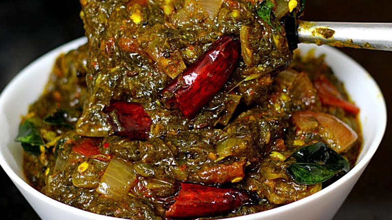 
ముందుగా గోంగూరను నీటిలో మూడు సార్లు కడిగి ఫ్యాన్ కింద ఆరబెట్టుకోవాలి. ఆ తర్వాత వీటిని పాన్ లో నూనె వేసి రంగు మారే వరకు 
 వేయించి పక్కన పెట్టుకోవాలి.
