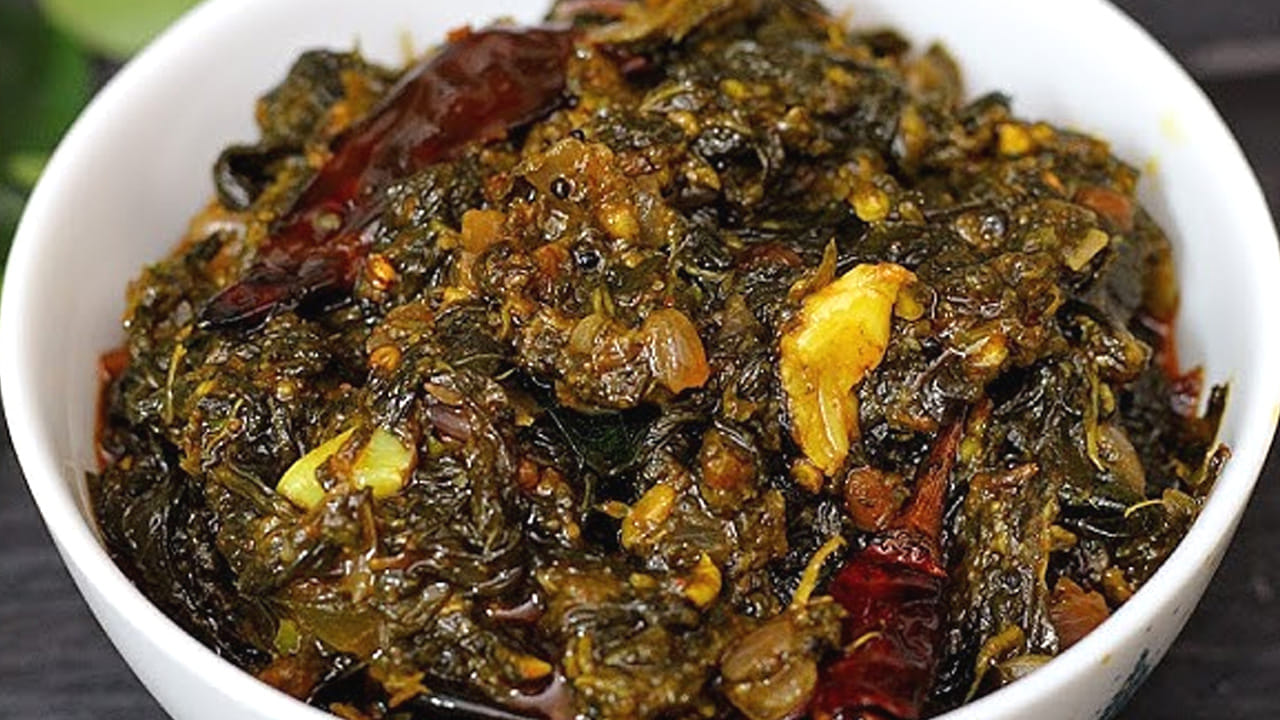 
ఇక ఇప్పుడు రోటిలో 4 ఎండుమిర్చి, ఉల్లిపాయ ముక్కలు, వెల్లుల్లి రెబ్బలు, రుచికి సరిపడా ఉప్పు, కొంచం కారం వేసి నూరుకోవాలి. మరి పేస్ట్ లాగా చేసుకోకండి. 