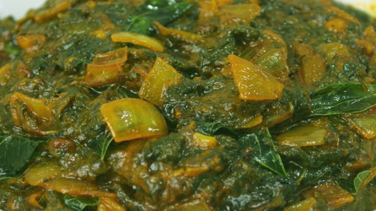 
అలా నూరుకున్న గోంగూరను ఒక గిన్నెలోకి తీసుకోండి. దానిలో వెల్లుల్లిని దంచి వేయండి. దీని  వలన రుచి కరంగా ఉంటుంది. 
ఒకసారి చేతితో మిక్స్ అయ్యేలా కలపండి. 