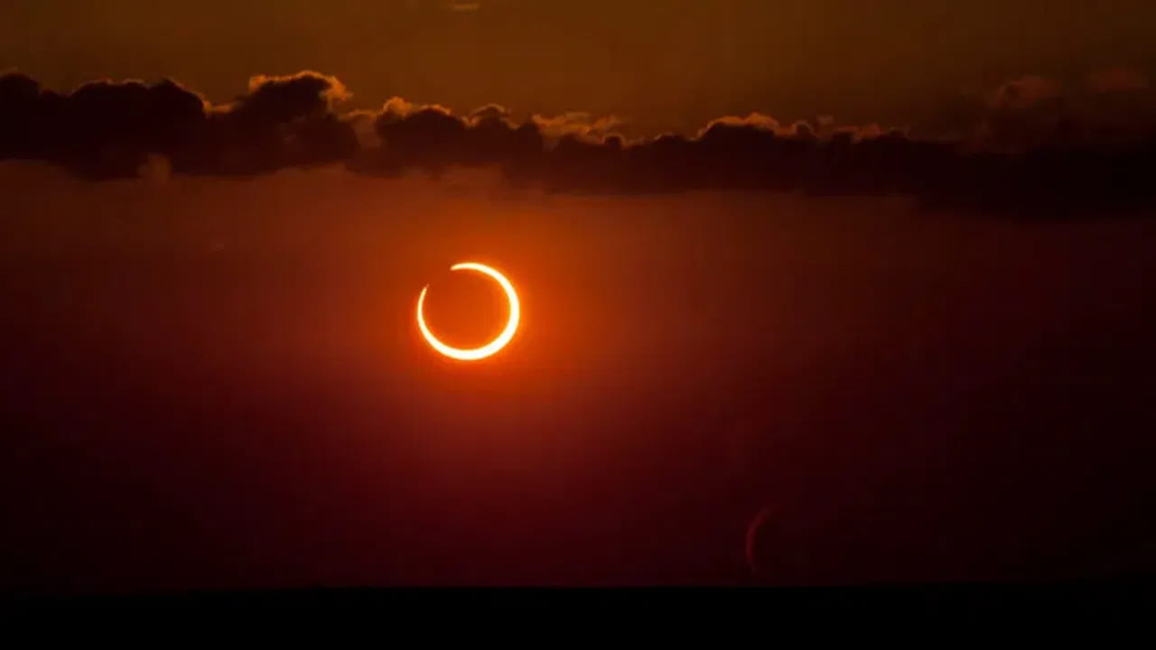 ఫిబ్రవరి 13న సూర్యుడు కుంభ రాశిలోకి ప్రవేశిస్తాడు, అయితే ఇప్పటికే కుంభ రాశిలో రాహు, బుధ, శుక్ర గ్రహాలు ఉన్నాయి. రాహువు, సూర్యుడు శత్రు గ్రహాలు. ఈ రెండు సంయోగం చెందడం అశుభ కరం, దీనిని గ్రహణ యోగం అంటారు.  ఈ గ్రహణ యోగం కొన్ని రాశుల వారికి అనేక సమస్యలను తీసుకొస్తుంది. ముఖ్యంగా ప్రతి క్షణం వీరికి అవమానకర సంఘటనలే ఎదురు అవుతాయి. అందుకే  ఈ సమయాన్ని పాపపు ఘడియలు అని అంటారు. అయితే ఈ సమయంలో నాలుగు రాశుల వారు తప్పకుండా తగు జాగ్రత్తలు తీసుకోవాలని చెబుతున్నారు పండితులు.