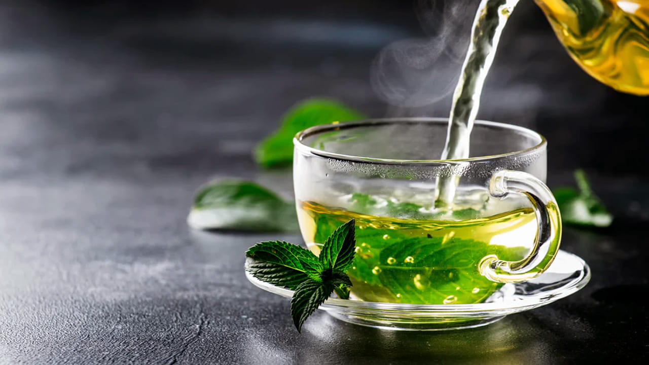 గ్రీన్ టీ: గ్రీన్ టీ తాగితే వృద్ధాప్య ఛాయలు రాకుండా ఉంటాయి. ఇప్పటీ వరకు తాగని వారు దీనిని తాగితే మంచి ఫలితం ఉంటుంది. 30 ఏళ్లు దాటిన తర్వాత పోషకాలు ఉన్న ఫుడ్స్ తీసుకుంటే ఎప్పటికీ యవ్వనంగా కనిపిస్తారు. 
