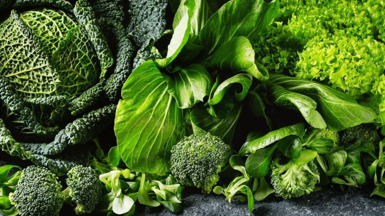 ఆకుకూరలు: పాలకూర, మెంతెం కూర, బ్రోకలీ వంటి ఆకుకూరల్లో ఐరన్, ఫోలేట్, యాంటీఆక్సిడెంట్లు పుష్కలంగా ఉంటాయి. అవి శరీరాన్ని నిర్విషీకరణ చేసి రక్త ప్రసరణను మెరుగుపరుస్తాయి. దీని వల్ల చర్మానికి సహజమైన మెరుపు లభిస్తుంది. కాబట్టి మీ రోజు వారి ఆహరంలో ఆకు కూరలను చేర్చుకోవడం ఉత్తమం.