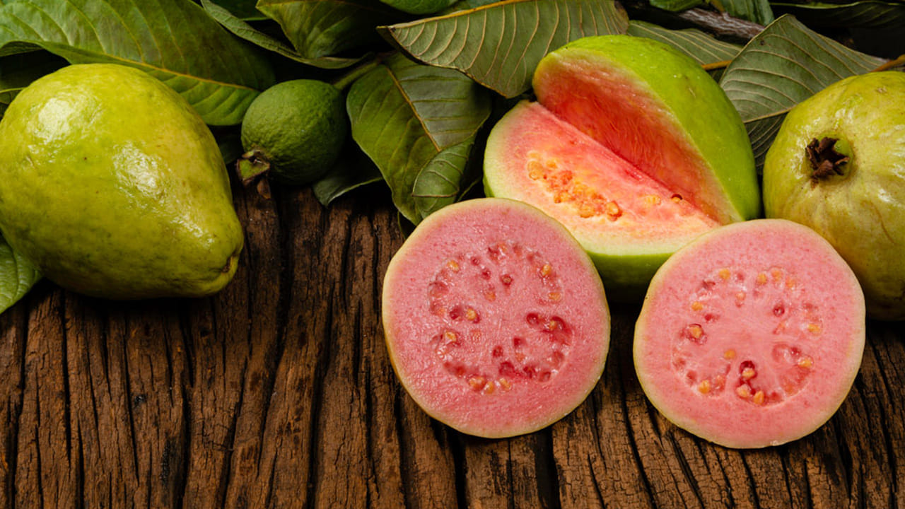 
అలెర్జీ : జామ కాయ తిన్న వెంటనే కొందరికి చర్మం పై  దద్దుర్లు వచ్చే అవకాశం ఉంది. కాబట్టి, వీటిని మితంగా తీసుకోండి. ఉప్పు, కారం వేసే ముందు ఒకసారి అలోచించి తినండి. 