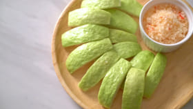 జామకాయను ఉప్పుతో కలిపి తినొచ్చా.? వీరు తింటే మాత్రం డేంజర్..