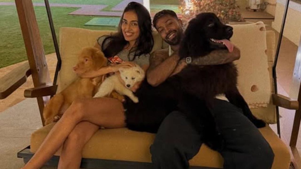 మహికా శర్మ మోడల్, నటి, ఫిట్నెస్ కంటెంట్ క్రియేటర్. ఢిల్లీలో జన్మించిన మహికా ఎకనామిక్స్, ఫైనాన్స్లో డిగ్రీ పట్టభద్రురాలైంది. ఆమె నేడు తన 25వ పుట్టినరోజు సెలబ్రేట్ చేసుకుంటుంది. హార్దిక్, మహికా రిలేషన్ షిప్ గత సంవత్సరం నుంచి వార్తల్లో ఉంది. హార్దిక్ తన మాజీ భార్య నటాషా స్టాంకోవిక్ను 2014లో విడాకులు తీసుకున్నాడు. అప్పటి నుంచి మహికాతో డేటింగ్ చేస్తున్నాడు.