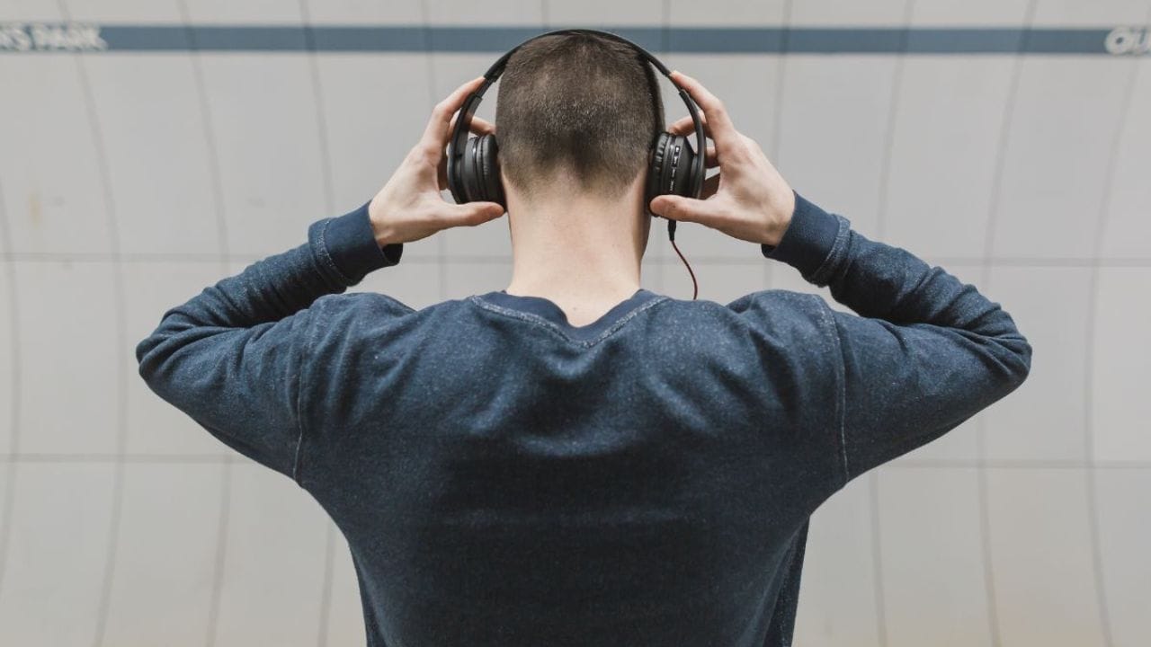 Headphones: గంటల తరబడి హెడ్‌ఫోన్స్ వాడుతున్నారా? సైలెంట్ కిల్లర్స్‌గా మారుతున్న ఇయర్‌ఫోన్స్!