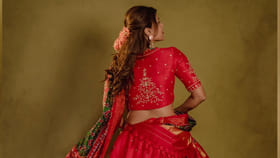 ఎర్ర కోక.. నెత్తిన పూలు.. అబ్బో ఈ బ్యూటిని చూస్తే మతి పోవాల్సిందే