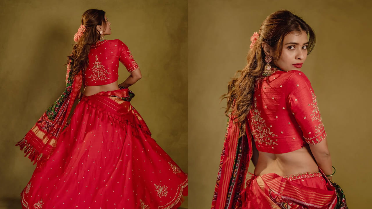 అందాల ముద్దుగుమ్మ హెబ్బా పటేల్ గురించి ప్రత్యేకంగా చెప్పాల్సిన పని లేదు. అందం, అభినయం ఈ ముద్దుగుమ్మ సొంతం. ఈచిన్నది ఎప్పుడూ సోషల్ మీడియాలో చాలా యాక్టివ్గా ఉంటూ, తన అంద చందాలతో అందరి మనసు దోచేస్తుంటుంది . తాజాగా ఈ బ్యూటీ రెడ్ కలర్ లంగావోణీలో తన గ్లామర్తో కుర్రకారు మతి పొగొడుతుంది.