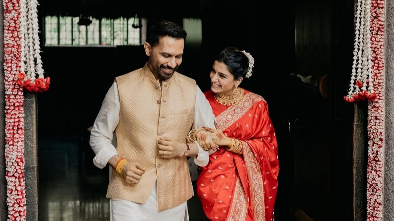 రాజ్‌ని భూత శుద్ధి వివాహం చేసుకున్నారు సామ్‌. అందరూ సమంత రెండో పెళ్లి గురించి మాట్లాడుకుంటూ ఉండగా, ఈ వేడుకను ఇంత ప్రత్యేకంగా తీర్చిదిద్దిన కాస్ట్యూమ్స్ డిజైనర్‌కి థాంక్స్ చెప్పారు సామ్‌. ఆ క్షణమే సామ్‌ కట్టుకున్న ఎరుపు రంగు చీర గురించి మాట్లాడుకోవడం మొదలుపెట్టేశారు నెటిజన్లు. అంతే కాదు, నయనతార పెళ్లిలో కట్టుకున్న చీర రంగు కూడా ఇదేనని గుర్తుచేసుకున్నారు. 