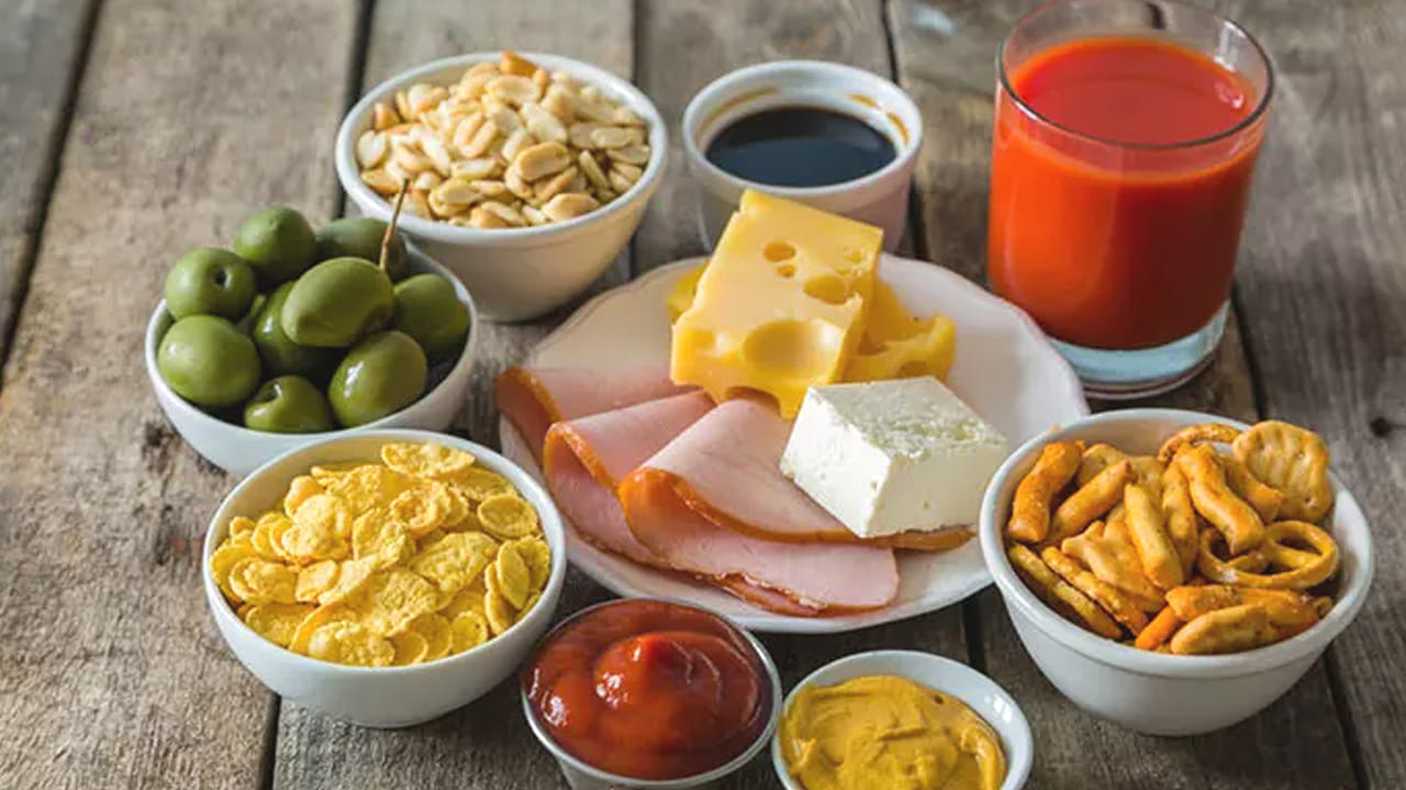 హై సోడియం ఫుడ్స్ : డబ్బాల్లో నిల్వ ఉంచిన సూప్‌లు, ప్యాక్ చేసిన ఫుడ్స్ లో ఉప్పు ఎక్కువగా ఉంటుంది. వీటిని తినడం వలన కాలేయం దెబ్బతినే ప్రమాదం ఉంది. కాబట్టి, వీటిని తినకపోవడమే మంచిది. 