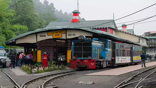 Indian Railways: మబ్బుల మధ్య రైల్వే స్టేషన్…ఇది భారతదేశంలోనే అత్యంత ఎత్తైనది..! పర్యాటకులకు అద్భుతమైన అనుభవం..