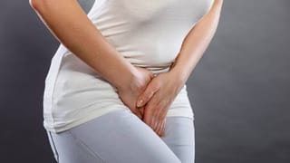 Health Tips: కాసేపయ్యాక వేళ్దాంలే అని మూత్రం ఆపుకుంటున్నారా? ఈ వార్నింగ్ మీకే!