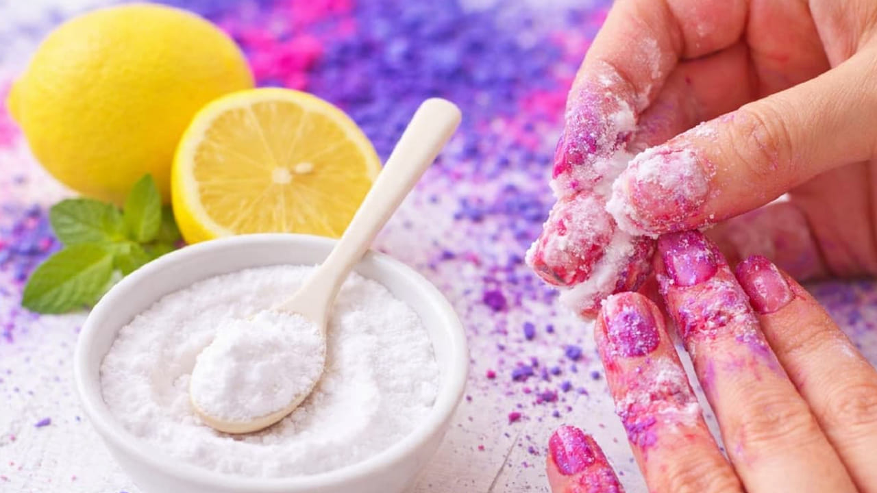 నిమ్మకాయ, బేకింగ్ సోడాను తీసుకుని ఒక గిన్నెలో తీసుకుని 10 నిమిషాల పాటు గోళ్లపై రుద్దుతూ ఉండండి. కొద్దీ సేపటి తర్వాత
నీటితో క్లీన్ చేసుకుంటే తెల్లగా మెరిసిపోతాయి.