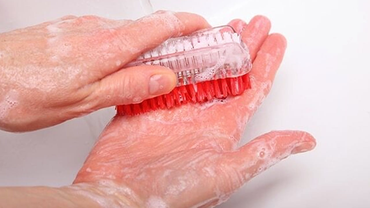 ఒక్కసారి గోళ్లు మీద రంగులు పడిన వెంటనే అవి వేరే రంగులోకి మారిపోతాయి. నెయిల్ పాలిష్ వేసుకోకపోయినా, ఈ రంగులు మీ గోళ్లకు హానికరం. కాబట్టి, వీలైనంత వరకు ఈ మరకలను పోగొట్టుకోవాలి. ఈ నేచురల్ చిట్కాలతో వాటిని ఈజీగా వదిలించుకోండి