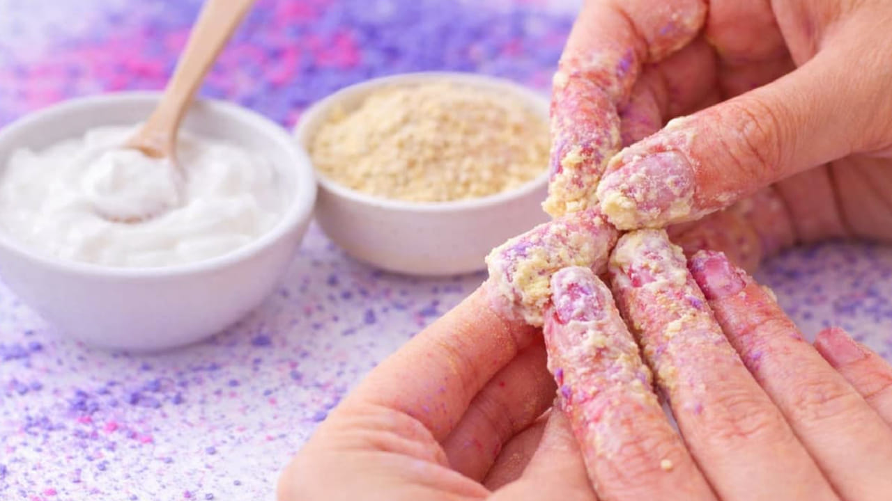 రంగు మరకలను పోగొట్టడంలో నెయిల్ పాలిష్ రిమూవర్ బాగా పని చేస్తుంది. కాటన్ తీసుకుని గోళ్లపై రుద్దితే రంగు మరకలు మొత్తం పోతాయి. మరి ఎక్కువసేపు రుద్దకండి 5 నిముషాలు చాలు.