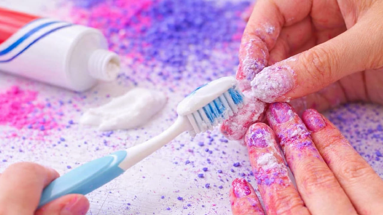 మీరు రోజూ వాడే టూత్పేస్ట్ కూడా ఈ రంగు మరకలను పోగొడుతాయి. ఒక బ్రష్ తీసుకుని దాని మీద పేస్ట్ వేసుకుని గోళ్ళపై 10 నిముషాల పాటు రుద్ది వేడి నీటితో క్లీన్ చేసుకోండి.