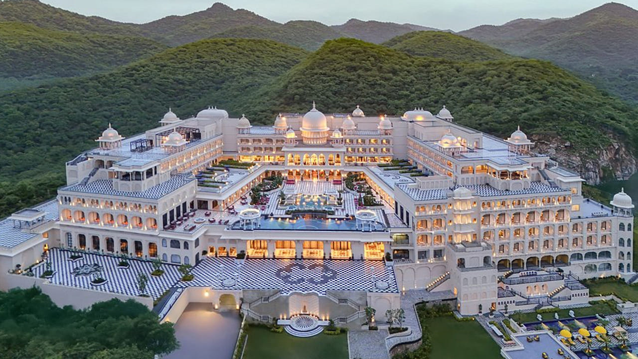 ఉదయ్ పూర్ : భారతదేశంలో హోలీ పండుగను అద్భుతంగా జరుపుకునే ప్రదేశాలలో ఉదయ్ పూర్ ఒకటి. ఇక్కడ హోలీ వేడుకలు చాలా ఘనంగా జరుగుతాయి. అయితే మీరు కూడా మీ ప్రియమైన వారితో ఈ ప్రదేశానికి వెళ్లి, అందమైన భవనాలు, సరస్సుల మధ్య ఆనందంగా హోలీ సెలబ్రేట్ చేసుకోవచ్చును.