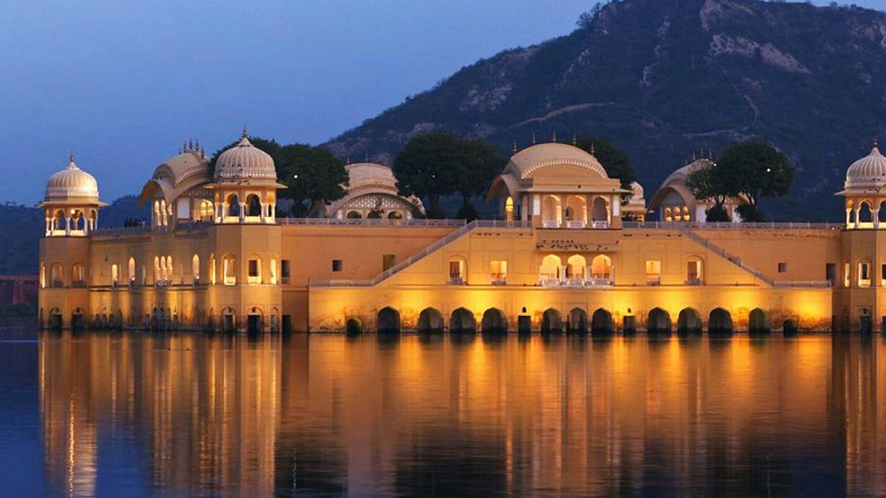 జైపూర్ :  అద్భుతమైన ప్రదేశాల్లో జైపూర్ ఒకటి.  ఇక్కడ హోలీ వేడుకలు హోటల్స్, ప్యాలెస్‌లలో చాలా ఘనంగా జరుపుతారు జానపద సంగీతం, సంప్రదాయ నృత్య ప్రదర్శనలు ఎంజాయ్ చేస్తూ.. రాజస్థానీ స్పెషల్ ఫుడ్‌ టేస్ట్ చేస్తూ.. ఆనందంగా హోలీ వేడుకలు జరుపుకోవచ్చును.