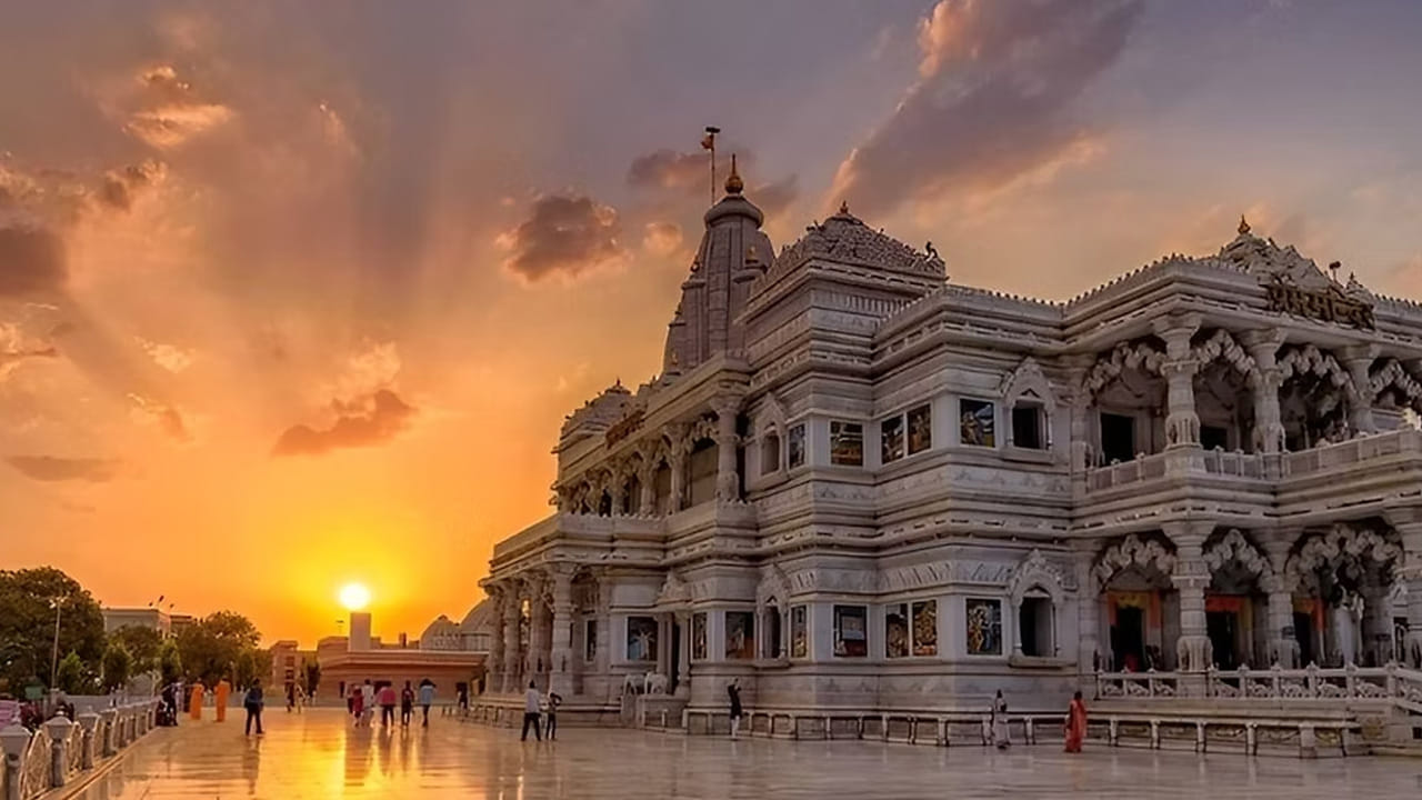 మధుర , బృందావనం : భారత దేశంలో హోలీ వేడుకలు చాలా ఘనంగా జరుపుకునే ప్రదేశాలలో ఈ ప్రదేశాలు ముందుంటాయి.  ఈ ప్రదేశాలకు శ్రీకృష్ణుడితో దగ్గరి సంబంధం ఉండటం వలన ఇక్కడి వారు, భక్తి, భావోద్వేగాలతో చాలా ఆనందంగా  హోలీ పండుగను జరుపుకుంటారు. హోలీకి ట్రిప్ ప్లాన్ చేస్తున్న వారికి ఇది బెస్ట్ ప్లేస్ అని చెప్పవచ్చును.