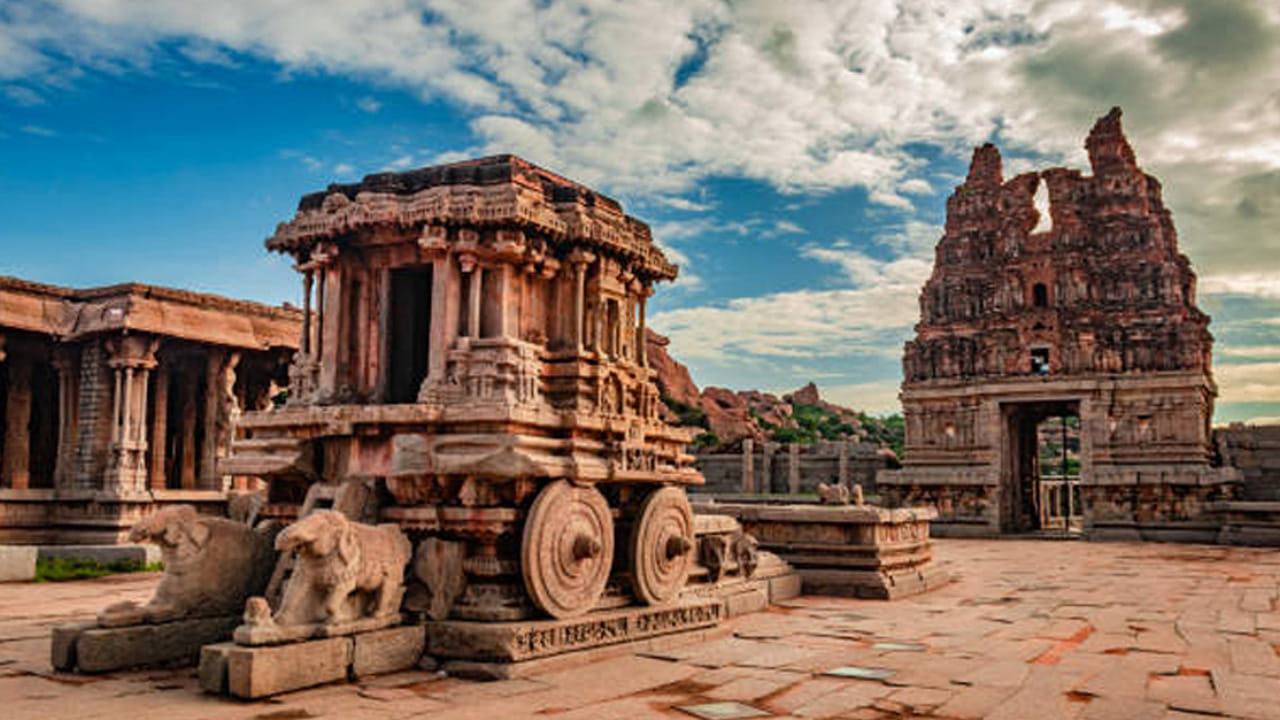 హంపి : చాలా ప్రశాంతమైన ప్రదేశాలలో హంపి ఒకటి. ఇక్కడి వాతావరణం ప్రతి ఒక్కరినీ ఆకట్టుకుంటుంది. పురాతన శిథిలాలు, అందమైన చెట్లు, సరస్సులతో చాలా అందంగా ఉంటుంది ఈ ప్రదేశం. అయితే ఎవరు అయితే ప్రశాంతమైన ప్రదేశంలో హోలీ పండుగ జరుపుకోవాలి అనుకుంటున్నారో, వారికి ఇది బెస్ట్ ప్లేస్.