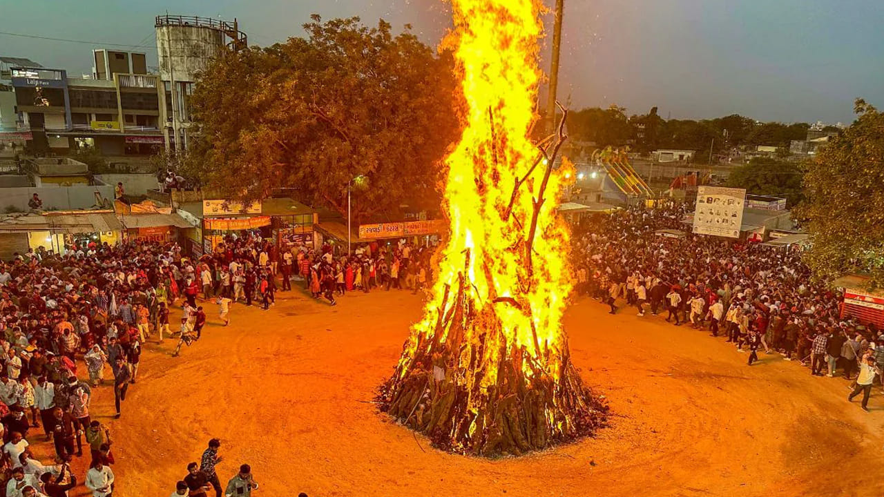 ఇక ఈ హోలికాదహనం రోజు మోలికా చుట్టూ నీటి ధారను ఏర్పరుస్తూ, దాని చుట్టూ ప్రదిక్షణలు చేస్తుంటారు. అంతే కాకుండా దీని చుట్టూ ప్రదక్షిణలు చేయడం చాలా మంచిది. దీని వలన కష్టాలు తొలిగిపోయి, జీవితం మొత్తం ఆనందంగా ఉంటాం అని కొందరి నమ్మకం. అయితే ఈరోజున కొన్ని తప్పులు అస్సలే చేయకూడదంట. అవి ఏవి అంటే?