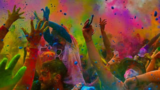 హోలీ పండుగ వచ్చేస్తోంది.. పొరపాటున ఈ తప్పులు చేశారో కష్టాలే!