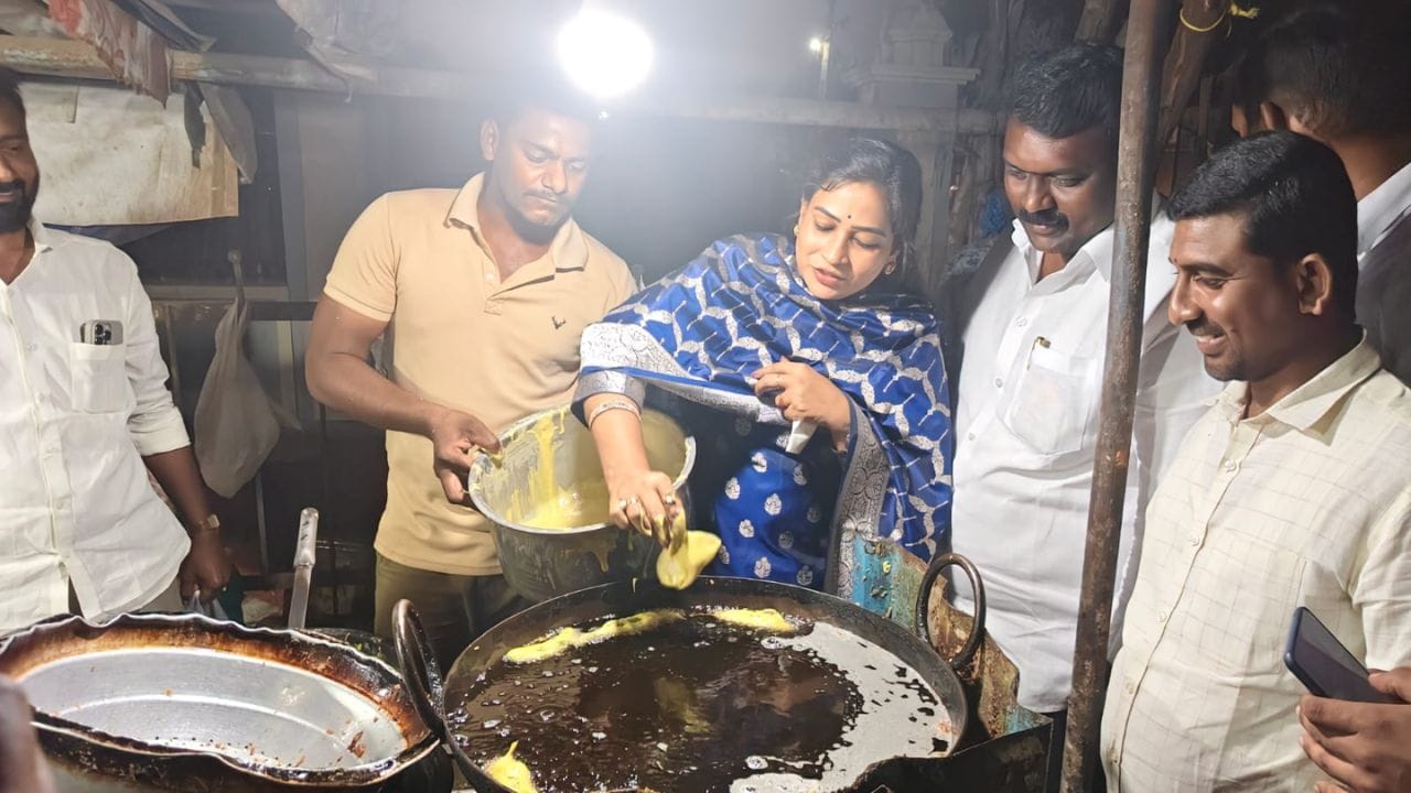 Vangalapudi Anitha: మంత్రి మనసు దోచిన బజ్జీలు.. నేరుగా వెళ్లి ఆమె ఏం చేశారో చూడండి!