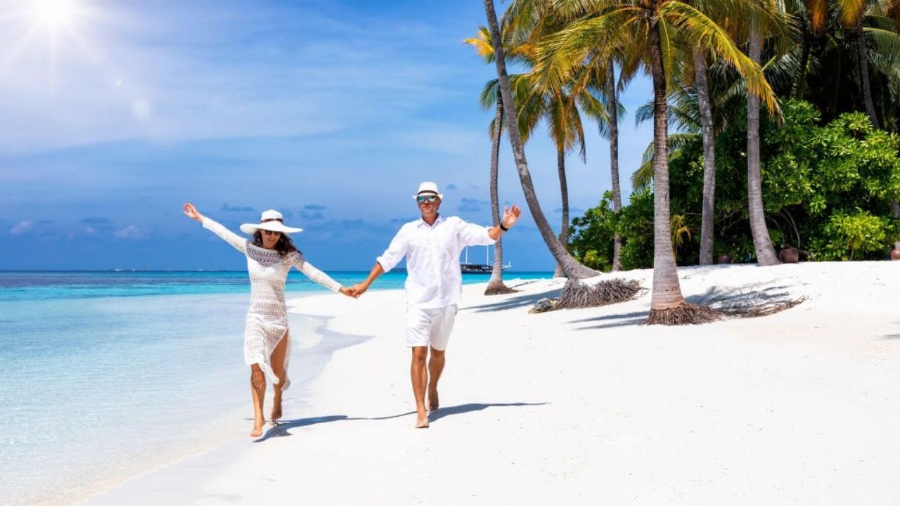 మీకంటూ కొంత వ్యక్తిగత సమయం: జంటగా వెళ్తున్నాం కదా అని ప్రతి నిమిషం కలిసే ఉండాలని రూల్ లేదు. పర్యటనలో అలసట రాకుండా ఉండటానికి, అప్పుడప్పుడు చిన్న విరామం తీసుకోండి. ఒకరికి నచ్చిన యాక్టివిటీలో మరొకరు పాల్గొనడం వల్ల బంధం మరింత బలపడుతుంది.