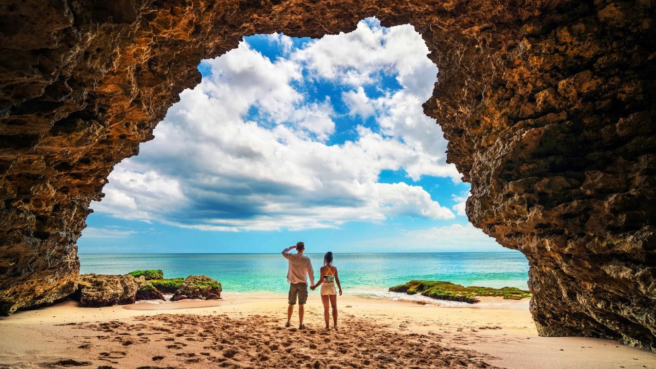 డాక్యుమెంట్లను భద్రపరుచుకోండి: పాస్‌పోర్ట్, వీసా, ట్రావెల్ ఇన్సూరెన్స్, హోటల్ బుకింగ్స్ వంటి ముఖ్యమైన పత్రాల హార్డ్ కాపీలతో పాటు డిజిటల్ కాపీలను ఉంచుకోండి. మీ భాగస్వామి దగ్గర కూడా ఈ కాపీలు ఉండేలా చూసుకోవడం మంచిది.