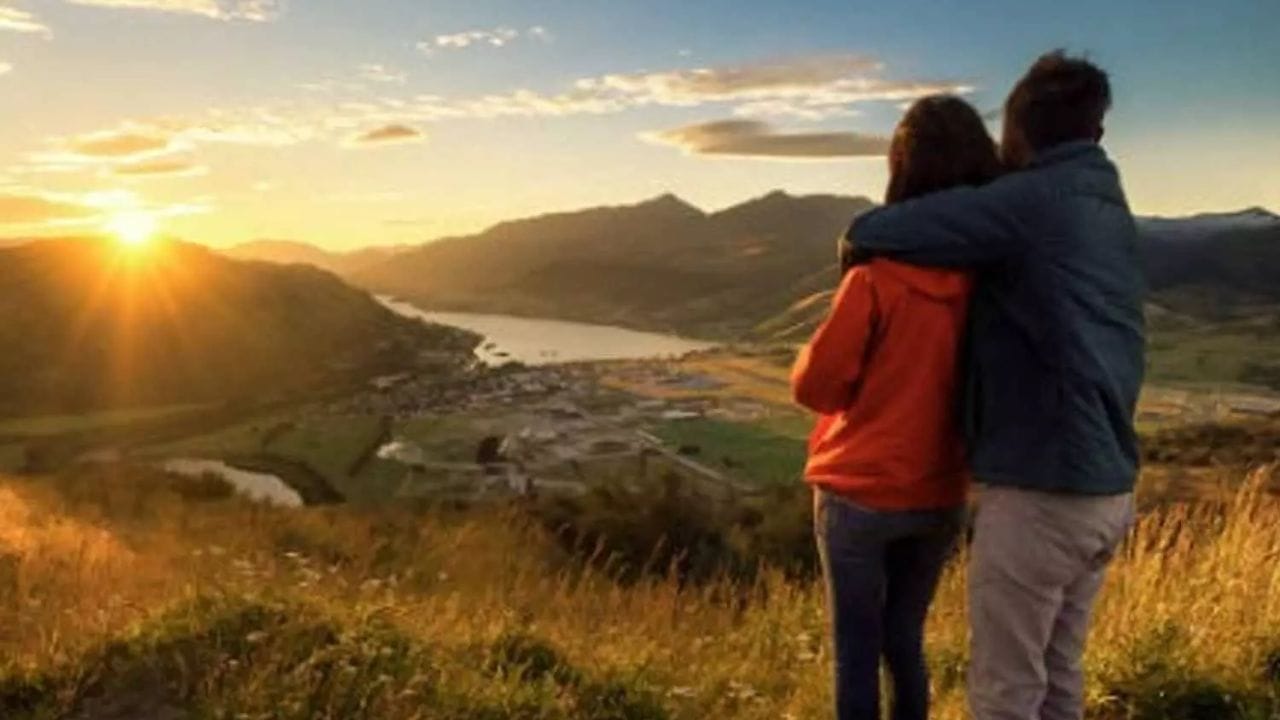 స్థానిక సంస్కృతిని గౌరవించండి: మీరు వెళ్లే దేశంలోని ఆహారపు అలవాట్లు, అక్కడి సంప్రదాయాలు మరియు కరెన్సీ గురించి ముందుగానే తెలుసుకోండి. స్థానిక భాషలో థాంక్యూ, హలో వంటి చిన్న పదాలు నేర్చుకోవడం వల్ల అక్కడి వారితో సులభంగా కనెక్ట్ అవ్వొచ్చు.