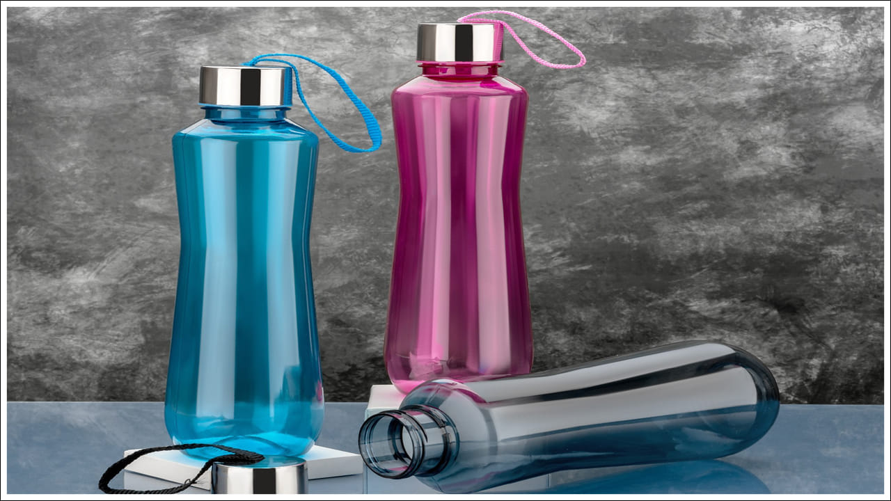 ఇక ప్రతి రోజు వాడే వాటర్‌ బాటిళ్లను ప్రతి ఆరు నెలలకు ఒకసారి మార్చాలి. రోజువారీ వాషింగ్ తర్వాత కూడా తేమ మూతలో ఉంటుంది. దీనివల్ల బ్యాక్టీరియా, ఫంగస్ పెరుగుతాయి. ముఖ్యంగా ప్లాస్టిక్ సీసాలు కాలక్రమేణా చెడిపోతాయి. అందుకే వీటిని మార్చడం ఉత్తమం.