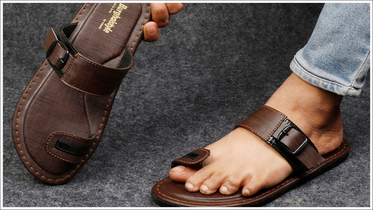  ఇంట్లో రోజూ వేసుకునే చెప్పులను ప్రతి 8 నుండి 12 నెలలకు ఒకసారి మార్చాలి. అవి చెమట, దుమ్ము, ధూళిని పీల్చుకుంటాయి. కాలక్రమేణా వాటి కుషనింగ్ తొలగిపోతుంది. పాత చెప్పులు బ్యాక్టీరియా, ఫంగస్‌ను కలిగి ఉంటాయి. ఇవి మీ పాదాలకు హాని కలిగిస్తాయి.