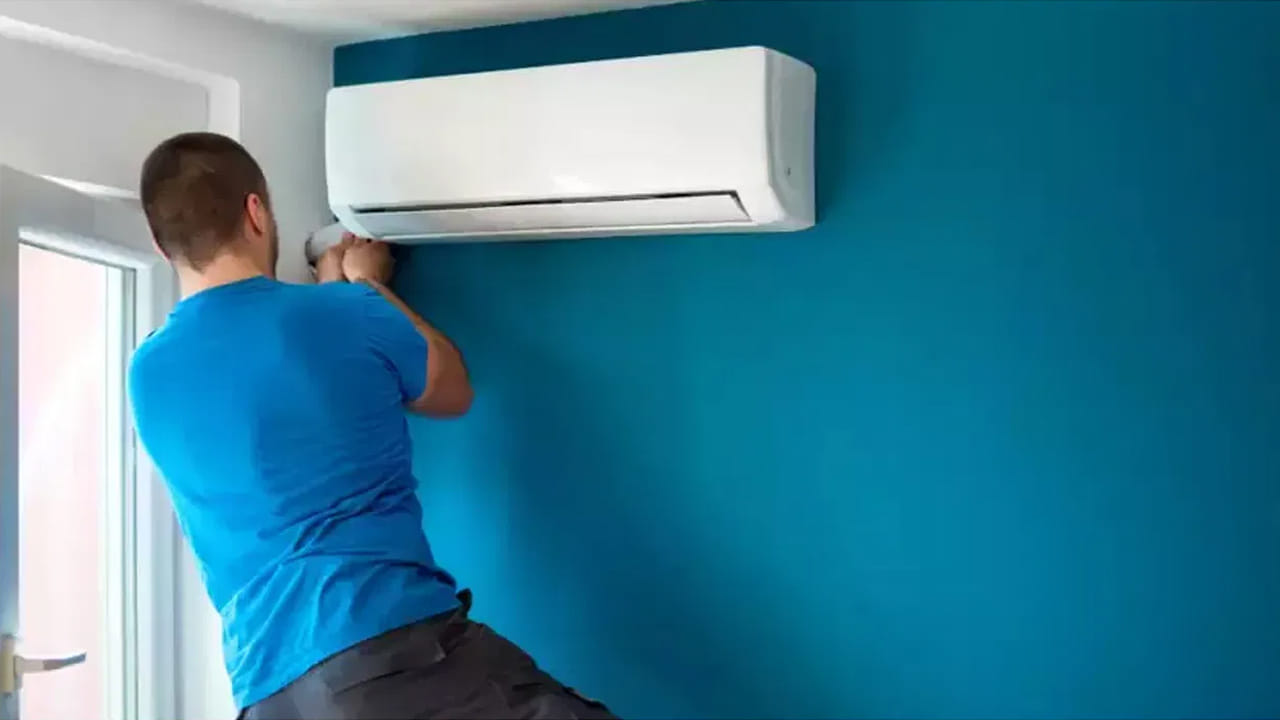 కిటికీలకు మందపాటి కర్టెన్లు వేయడం వల్ల సూర్యరశ్మి నేరుగా ఇంట్లోకి రాకుండా, గది వేడెక్కకుండా ఉంటుంది. ఇంటి చుట్టూ మొక్కలు పెంచడం వల్ల కూడా సహజంగానే ఉష్ణోగ్రతలు తగ్గుతాయి.