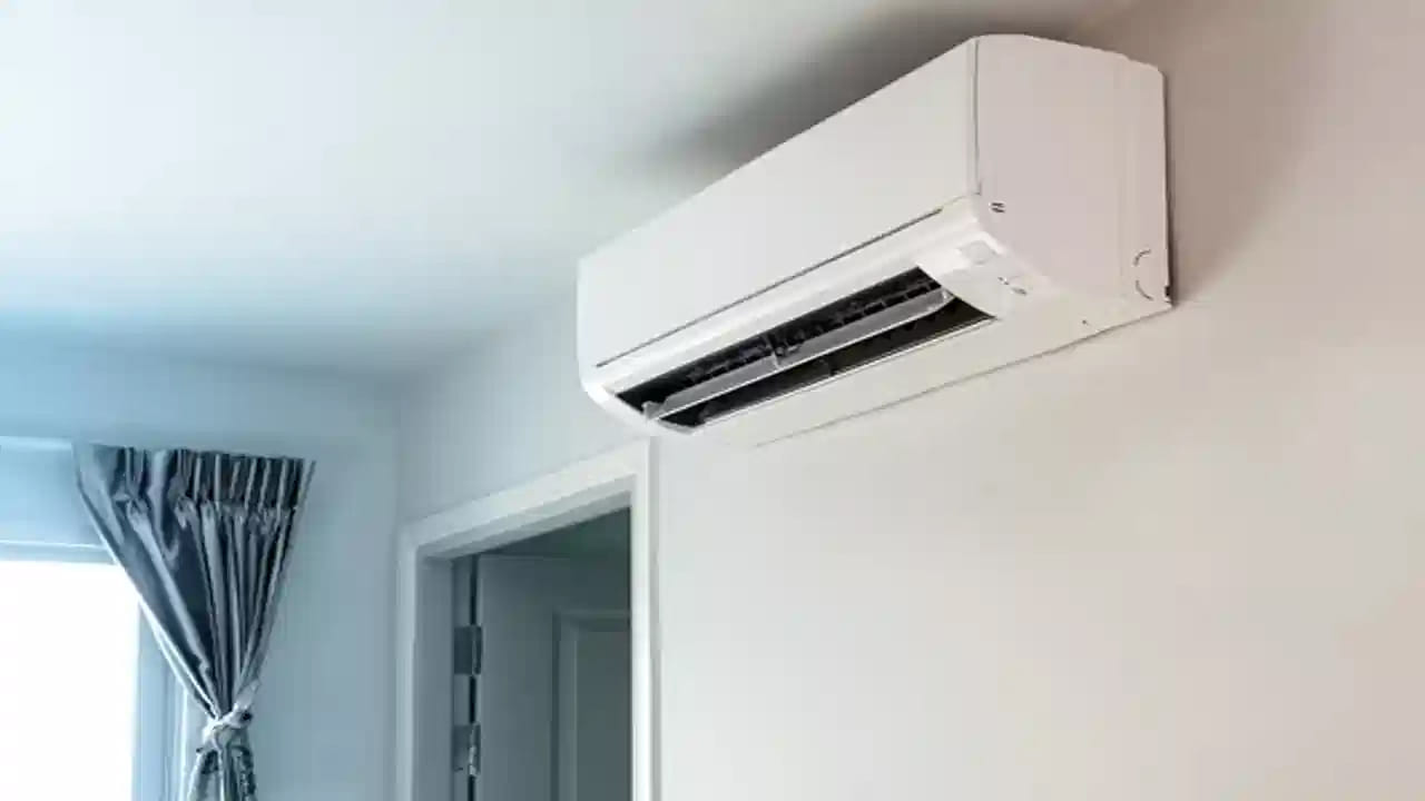 సాధారణ ఏసీల కంటే ఇన్వర్టర్ ఏసీలు విద్యుత్ను చాలా తక్కువగా వినియోగిస్తాయి. ఇవి గది ఉష్ణోగ్రతను బట్టి కంప్రెసర్ వేగాన్ని సర్దుబాటు చేసుకుంటాయి. స్మార్ట్ థర్మోస్టాట్స్ ఉపయోగించి ఏసీని మనకు కావాల్సిన సమయానికి ఆటోమేటిక్గా ఆన్,ఆఫ్ అయ్యేలా షెడ్యూల్ చేసుకోవచ్చు.