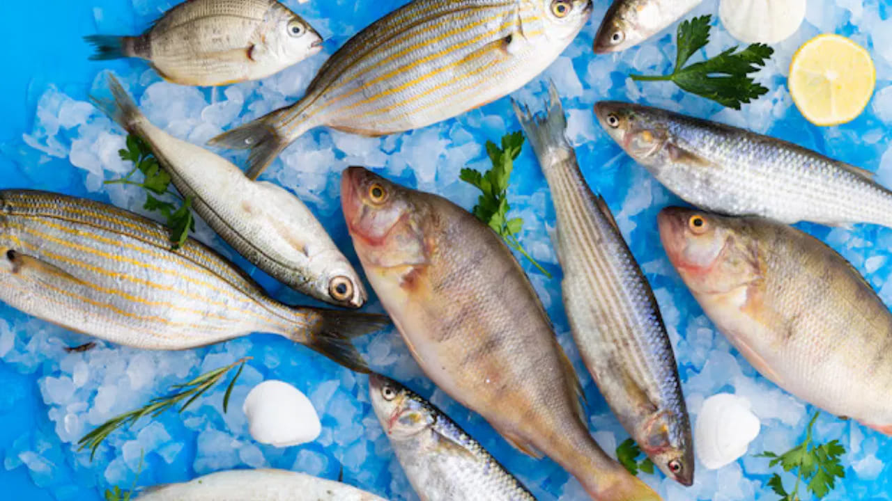 బియ్యం లేదా గోధుమ పిండితో జిడ్డుకు చెక్: చేపలు కొన్నిసార్లు జిడ్డుగా అనిపిస్తాయి. ఆ జిడ్డు వల్లే వాసన ఎక్కువగా వస్తుంది. చేపలపై పొడి బియ్యం పిండి లేదా గోధుమ పిండిని చల్లి సున్నితంగా రుద్దాలి.5 నిమిషాల తర్వాత నీటితో కడిగేస్తే జిడ్డు మొత్తం పోయి, ముక్కలు ఫ్రెష్‌గా తయారవుతాయి.