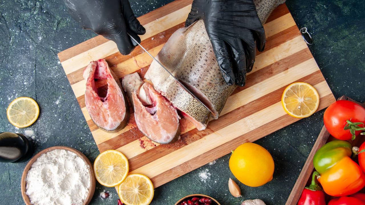 పసుపు - వెనిగర్ క్లీనింగ్: కొన్ని రకాల చేపలు చాలా బలమైన వాసన వస్తాయి. అటువంటి వాటికి ఈ పద్ధతి బెస్ట్. ఒక గిన్నె నీటిలో టీస్పూన్ పసుపు, రెండు చెంచాల వెనిగర్ కలపండి. చేప ముక్కలను ఈ నీటిలో 5-7 నిమిషాలు నానబెడితే, వాసన పోవడమే కాకుండా అందులో ఉండే బ్యాక్టీరియా కూడా నశిస్తుంది. ఇది చేపలను డీప్ క్లీన్ చేస్తుంది.