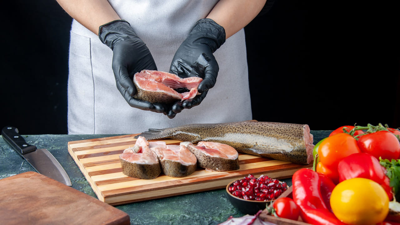 చేపల కూర రుచి ఎంత బాగుంటుందో, వాటిని శుభ్రం చేసేటప్పుడు వచ్చే వాసన అంత ఇబ్బందికరంగా ఉంటుంది. చాలామంది ఎన్నిసార్లు కడిగినా ఆ వాసన పోవడం లేదని బాధపడుతుంటారు. అయితే వంటింట్లో లభించే ఉప్పు, నిమ్మకాయ, పసుపు వంటి వస్తువులతో చేపల నీచు వాసనను చిటికెలో మాయం చేయవచ్చు.