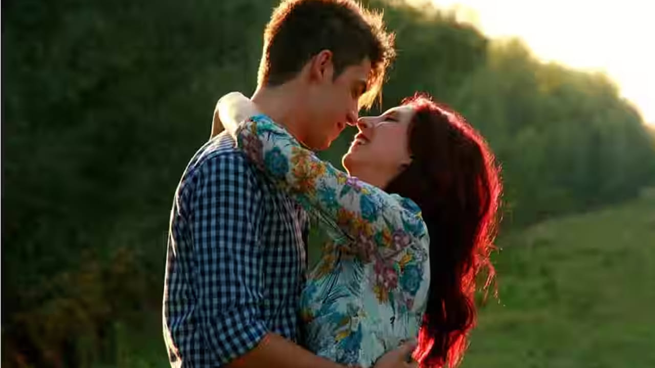 ఒక్క కౌగిలింతతో మన దూరమంతా తగ్గలనే కోరిక ఎప్పుడూ నెరవేరుతుందో .. దీని కోసం వేయి కన్నులతో వేయిట్ చేస్తున్నాను. మనం దగ్గరకు వస్తే దూరం తొలిగిపోతుందనినా పెదవుతో చెప్పలేను హ్యాపీ హగ్ డే.