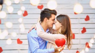 మాటలు వద్దూ.. చిన్న కౌగిలింతతో మీ ప్రేమను తెలపండి ఇలా..