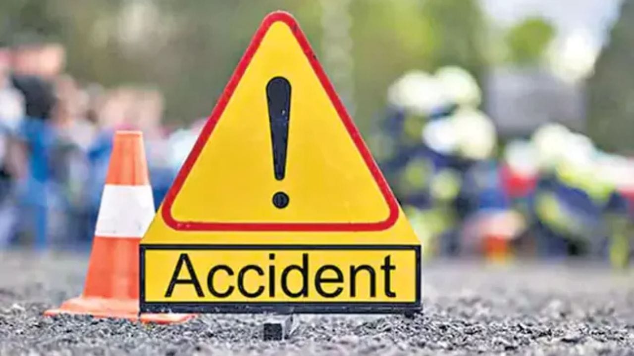 Andhra News: ఫ్లైఓవర్పై ఢీకొన్న రెండు కార్లు.. స్పాట్లోనే ముగ్గురు మృతి.. ఎక్కడంటే?